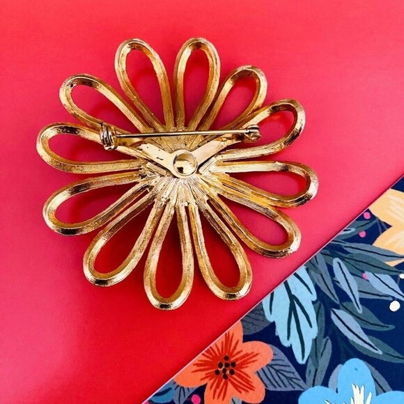 Vintage Estate Daisy Brooch Gold Tone Semi Matte - Picture 4 of 4